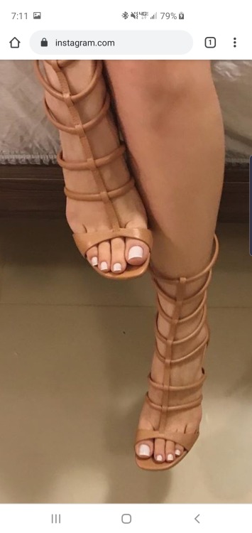 crazysexytoes:Gorgeous French toes and sexy heels. 