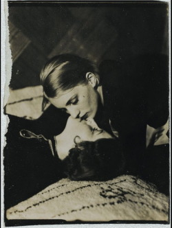  Lee Miller Kissing a Woman - c. 1930 - Photo by Man Ray ( Musée National d’Art Moderne, Centre Georges Pompidou, Paris) 