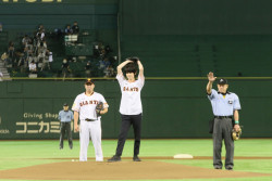 At today’s (July 7th, 2015) Yomiuri Giants vs. Tokyo Yakult Swallows baseball game at Tokyo Dome, Hongo Kanata (Live Action Films’ Armin) tossed out the first pitch while wearing an “ARMIN” jersey!Previous coverage on the SnK-themed baseball