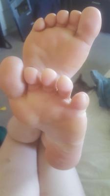creamyfeetdaily:  On of my friend’s first foot pictures. Great soles and small feet/toes. How do you guys think they did? :) http://ift.tt/2sGTQsb