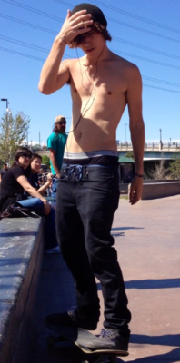 waistbandboy:  Saggin’ Skater