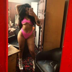 stripper-locker-room:https://www.instagram.com/xlauricee/