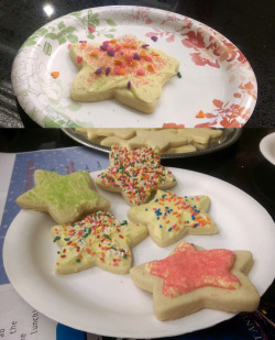 In honor of our new episode tonight, the Crewniverse is sharing DELICIOUS ACTUAL STAR COOKIES We could say that they&rsquo;re &ldquo;out of this world&rdquo;&hellip; but we won&rsquo;t because we already made that joke on the show. Food Prep: Christy