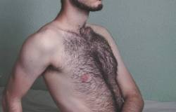 noctal:  Podría ponerme intensito para qué negarlo pero… suficiente postureo es la foto ✌🙃  #hairy #hairychest #chest #hairymen #hairygay #beard #gaybeard
