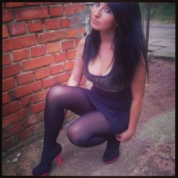 #sexy #girls #woman #women #teens #brunette #legs #legs_real #real_legs #feet #feetfetish #pied #fetichiste #heels #hose #tights #stocking #pantyhose #collantnoir #collant