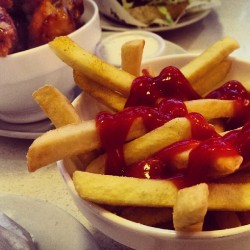 Fries and buffalo chicken wings #eddierockets (en Eddie Rocket&rsquo;s)