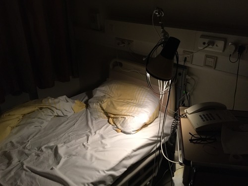 Krankenhauszimmer Nachts
