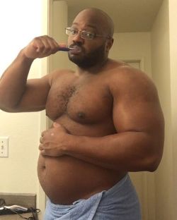 appetitusinvictus:“why have abs when you can have nachos: a moment in time” #musclebear #gaybear