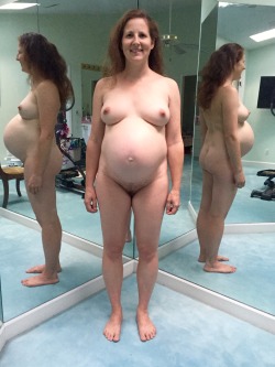 maternitynudes:  “31 weeks!  2 months left.”  maternitynudes: Holy belly! 