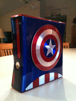 galaxynextdoor:  Game with the Cap’n If you’re an Avengers fan or just love Cap, then this custom designed Xbox 360 is going to get your Marvel loving undies excited. Created by artist Zachariah Perry, this custom Xbox 360 has even been modded to