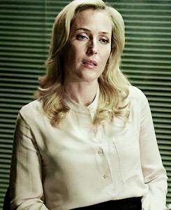 stellagibson:  Stella Gibson + the way she looks at girls 