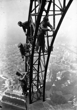 vieuxmetiers:  Peintres sur la Tour Eiffel, Paris, 1932. 