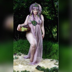 Anna @annamarxmodeling is embracing her inner wood nymph for this shot  #curves #bodypositive #honormycurves #avaloncreativearts #manik #plusfashion #plussize #maryland #summer #dionysus  #goddess #curvy #thickwomenonly #thickwomendoitbetter #photosbyphel