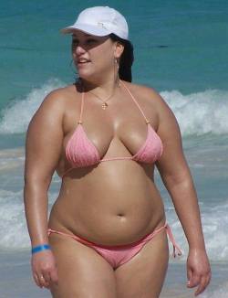 curvygirlchecker:  amobbw-ssbbw:  En la playa… de rosadita   Sexy Bikini Girl