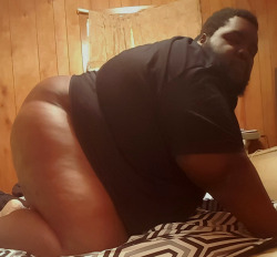 smother-me-in-ur-blubber:  Oh yeah. Look at the size of this dude. Want him to straddle my face and feed me that cock. Smother me under that belly while I suck you off.  That is some fabulously smooth skin