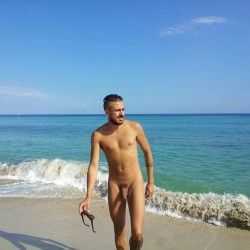 guyzbeach:  More on guyzbeach, a collection of natural men naked at the beach !