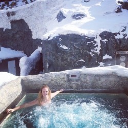 soakingspirit:  Just because it’s winter, doesn’t mean you can’t bathe outdoors! #hottub #jacuzzi #snow #snowdays #winter #korea #instapassport #instatravel #mountains #lovinglife #nature #hotspring #therapeutic