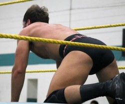 prettyprincessorton:  deanismyunitedstateschampion:  Dean Ambrose  Nice ass Dean!