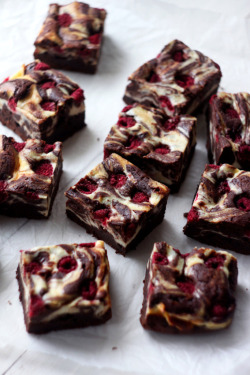 cake-stuff:  Raspberry Cheesecake Brownies (recipe in Lithuanian and English)sourceMore cake &amp; cookies &amp; baking inspiration!