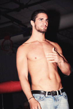 loup-a-c:  Seth Rollins wearing jeans… topless… NUFF SAID!