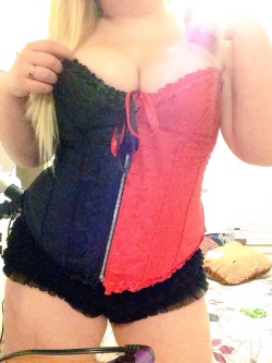 poppytartx:Iâ€™m too excited to take a good quality picture right now but my Harley corset came and it fits fucking perfectly