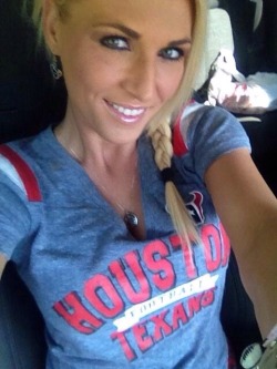 ashamelesshubbystuff:  sexxysportsfans:Gorgeous Houston Texans fan  Gawd love her tits