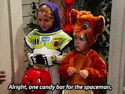atrafeathers:  pixiedust-paycheck:  OH MY GOD IT TOOK ME LIKE A FULL MINUTE AND LAUGHED SO HARD  WHOOAAAAaaa  #i dON’T GET IT the one handing out the candy is Jonathan Taylor Thomas, the voice of Simba in The Lion King. His dad in the show is Tim Allen,