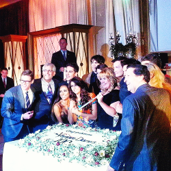 niansomerhalder:  TVD Casts cutting cake at the TVD 100 episodes Party (Nov 9, 2013)  Shoroooo:&rsquo;)