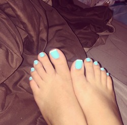 sexyasianfeeet:  New pedicure ✌🏻️ You know you want these toes