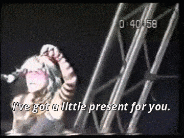 dreaming-inpepperland:L7’s infamous performance at Reading Festival ‘92 [video]