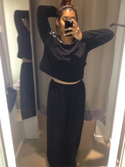 earthyxoxo:  At H&amp;M fitting room