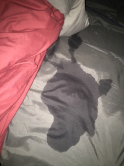 a BIGGGGG embarrassing puddle  across my bed~😣💦🛌