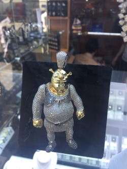 ilikedthewayhegaveback:  unicorn-a-licious:  grungespuud:  YO OKAY SO I WAS IN THE DIAMOND DISTRICT IN NYC JUST CASUALLY WINDOW SHOPPING AND SHIT, YOU KNOW, THE USUAL,  WHEN ALL OF A SUDDEN THIS FUCKING THING CATCHES MY EYE.  THIS. FUCKING. THING.  ITS