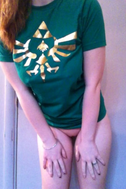 secretlaurie:Does a tri-force shirt mean she is a tri-hole girl? :-P