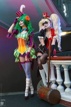 kamikame-cosplay:Ryoko as Harley Quinn`R&amp;R Art Group  Rei as Lady Joker (NOT Duela Dent)Photo by Kifir Holy Batman! This Noflutter Joker cosplay by R&amp;R is amazing! That orange gradient corset and green stripe bustles! The Harley wig and make-up!