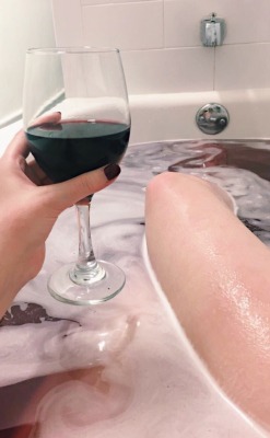 This bath bomb makes it look like I&rsquo;m bathing in wine
