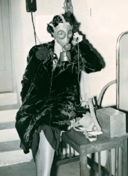 photos-de-france:  Téléphonite, Paris, 1937. Le masque à gaz se modernise. À l’exposition de défense passive qui vient de s’ouvrir à la salle Pleyel, on peut remarquer ce nouveau masque à gaz, d’un modèle tout à fait nouveau, qui permet