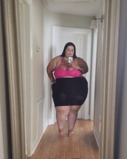 bbwsweetadeline:  I love my mirror so much! #bbw #ssbbw #fatgirls #feedee