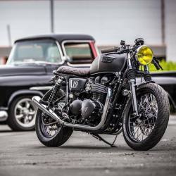 caferacersofinstagram: A winning combination with @downandoutcaferacers recent Triumph Bonneville Brat Cafe. What a sight to behold. . Photo by @motorcycle_photo_guy. . #croig #caferacersofinstagram #caferacer #triumph 