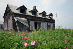 fuckyeahabandonedplaces:  An abandoned house by rcolonna on Flickr.Via Flickr: A spooky looking abandoned house near the beach in Winthrop