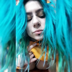 &ldquo;I&rsquo;m a picture that I&rsquo;m holding Of someone who is cool&rdquo; #o0pepper0o #piercedgirls #canadian #colourfulhairdontcare #altmodel  #cleavage #420 #punky #odd