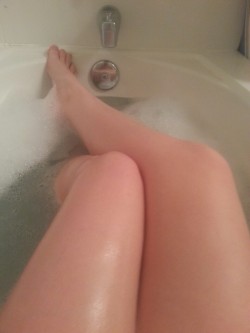talkintowallsagain:  Send me nasty anons while I’m in the tub??