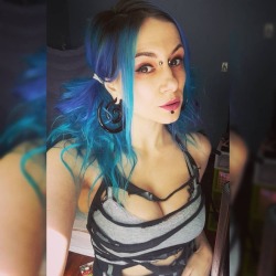 💋💋💋 #o0pepper0o #gothgirls #canadian #punky #piercings #bluehair #altmodel #rippedtop #tippedbrows #cute #bossbitch