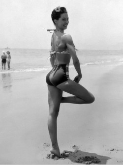 retrowunderland: Vintage Summer Glam…Cyd Charisse Santa Monica Beach c.1945 