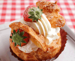 gifood3d:  strawberry cream puffパティスリー ムッシュ・エム 