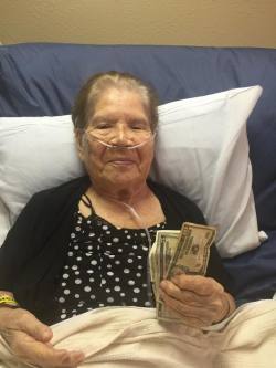 bumhol:  captainamericaa:  This is the money abuelita, reblog this in the next five minutes to receive the best news of your life  How can I scroll past this sweet woman…. Omg the Internet is too powerful! 