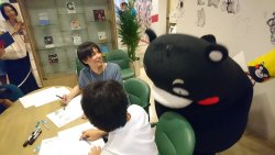 fuku-shuu:  Isayama Hajime made a special appearance at Kodansha’s 2016 “Magazine Gakuen” event yesterday, where he conducted a panel, met with fans, and drew his version of Kumamoto’s regional mascot, Kumamon, with a scarf! More sketches from