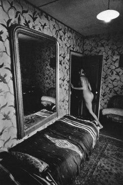 zaehle-mich-zu-den-mandeln:  Fast Moving Nude, Paris by Jeanloup Sieff, 1975   