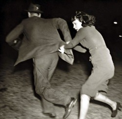 Un photographe est pris à partie par sa victime, Hollywood, 1938.