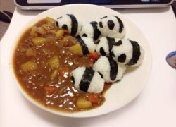 woah-itsveronica:   kacsa:  beben-eleben:  Japanese Food Porn  the bear all tucked in!!!  THE CAT DONUTS   this is too much